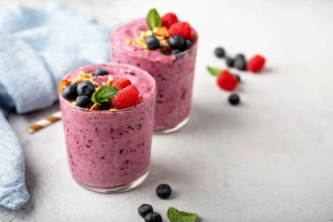 Delicioso batido de frutos rojos antioxidante y saludable