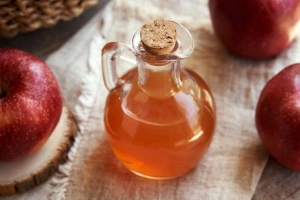 Vinagre de manzana casero y natural en frasco de vidrio