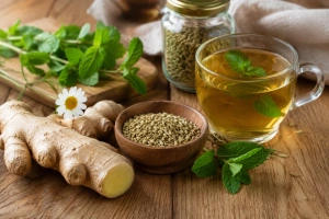 Taza de té con hierbas aromáticas para aliviar los gases